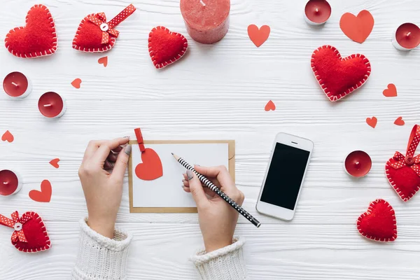 Mujer escribiendo carta de amor — Foto de Stock