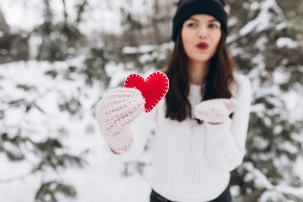 Menina segurando coração no inverno natureza — Fotografia de Stock