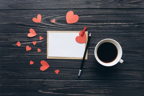 커피와 발렌타인 데이 편지의 컵 — 스톡 사진