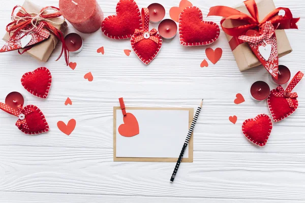 Sobres con corazones rojos — Foto de Stock