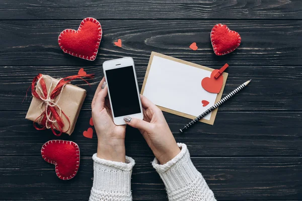 Mulher com telefone e carta de amor — Fotografia de Stock