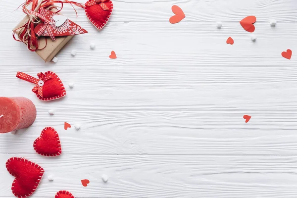 Corazones rojos y regalo sobre fondo de madera — Foto de Stock