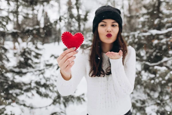 Dívka drží srdce v zimní přírodě — Stock fotografie