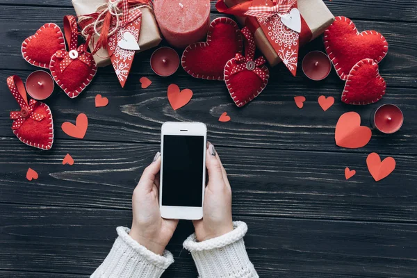 Mujer con teléfono y regalo — Foto de Stock