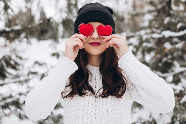 Dívka drží srdce v zimní přírodě — Stock fotografie