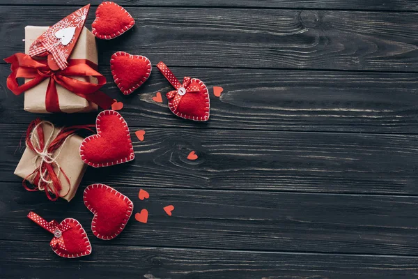 Kırmızı Kalpler ve ahşap arka plan üzerinde hediyeler — Stok fotoğraf