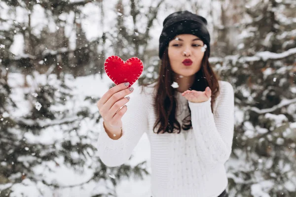 Menina segurando coração no inverno natureza — Fotografia de Stock