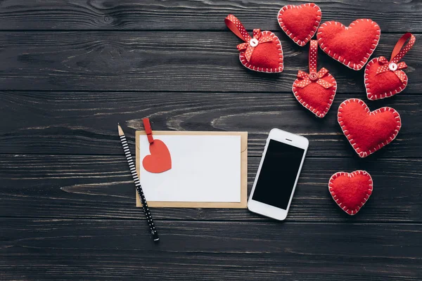 Lettre d'amour avec des coeurs rouges et téléphone — Photo