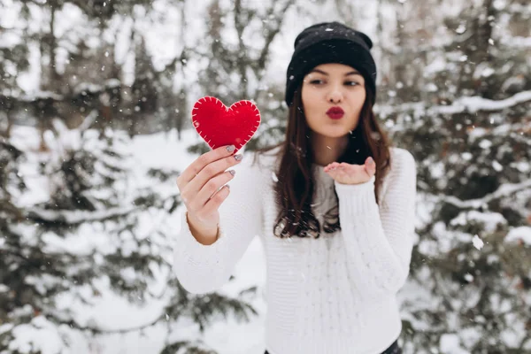 Niña sosteniendo el corazón en invierno naturaleza —  Fotos de Stock