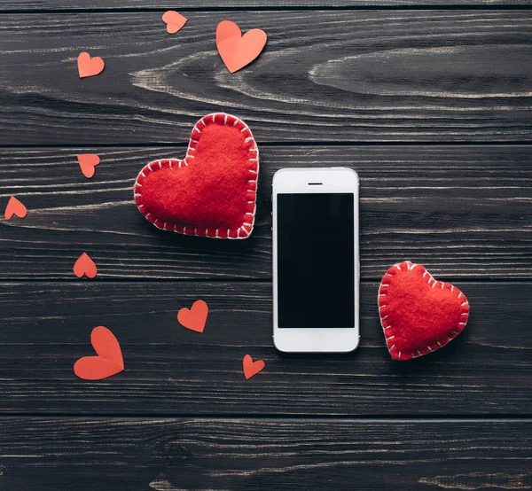 Día de San Valentín corazones y teléfono — Foto de Stock