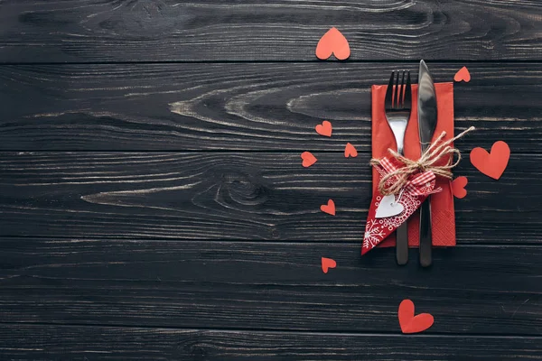 Set San Valentino con posate — Foto Stock