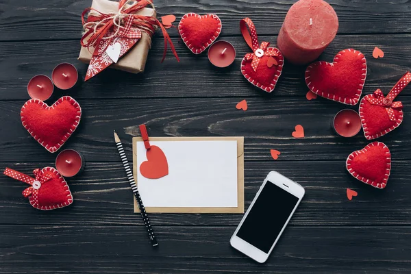 红色的心与电话的情书 — 图库照片