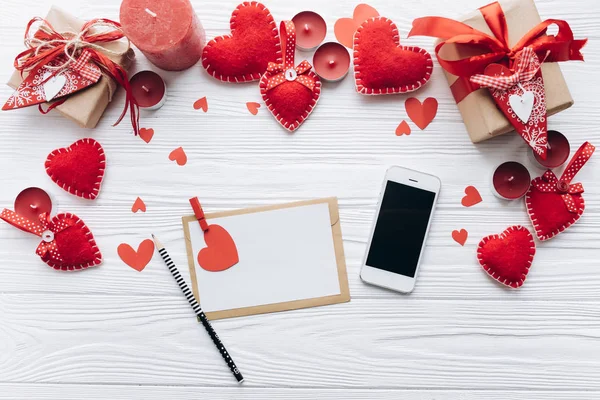 Carta de amor con corazones rojos y teléfono — Foto de Stock