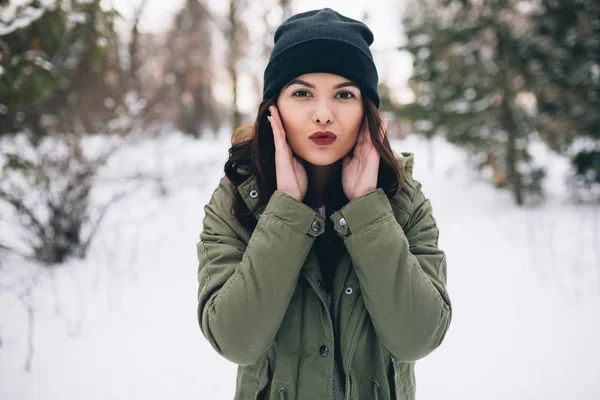Menina na moda no inverno — Fotografia de Stock
