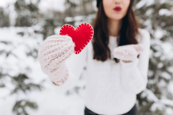 Menina segurando coração no inverno natureza — Fotografia de Stock