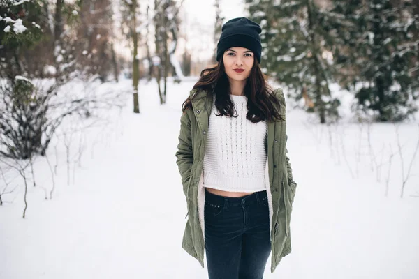 Модна дівчина взимку — стокове фото