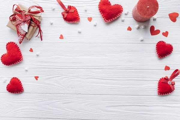 Kırmızı Kalpler ve ahşap arka plan üzerinde hediye — Stok fotoğraf