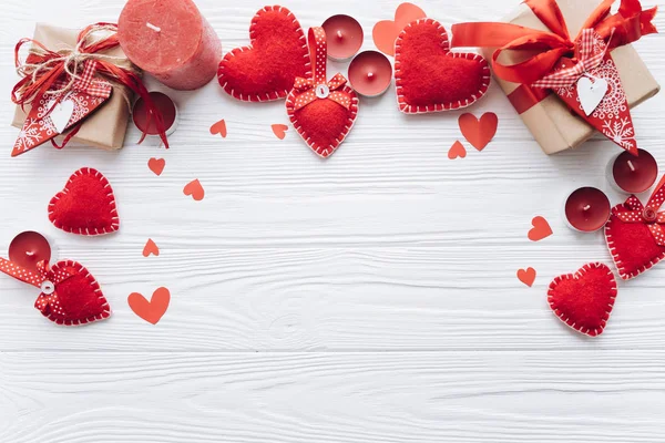 Red hearts and gifts on wooden background — Stock Photo, Image