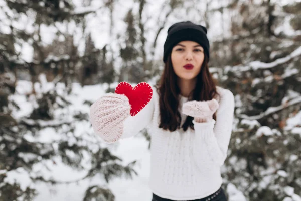 Menina segurando coração no inverno natureza — Fotografia de Stock