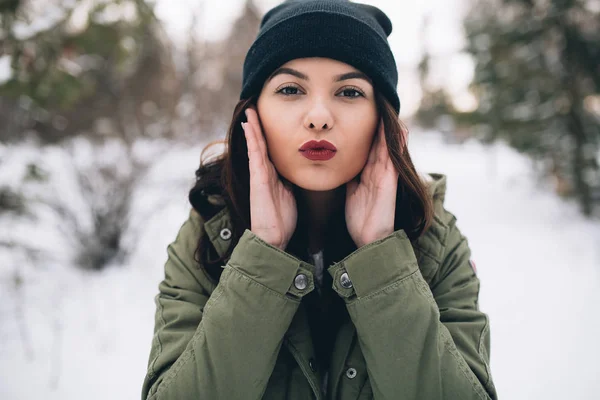 Menina na moda no inverno — Fotografia de Stock