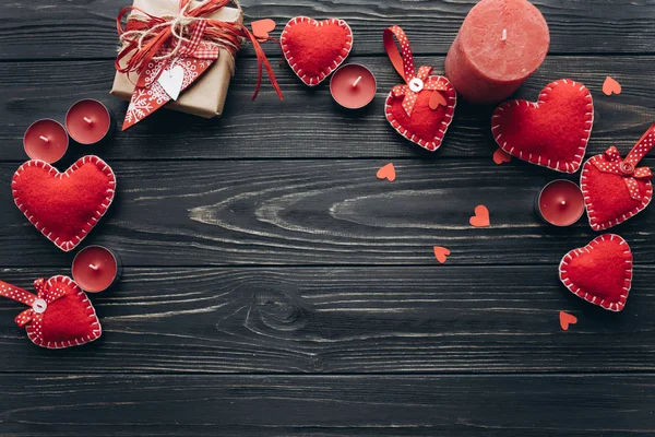 Красные сердца и подарки на деревянном фоне — стоковое фото