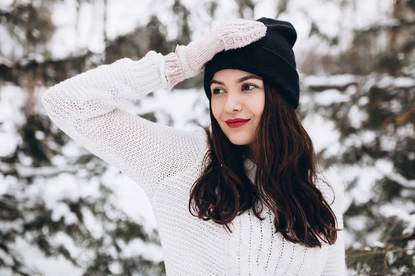 Модная девушка зимой — стоковое фото