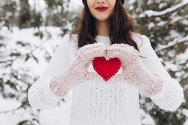 Menina segurando coração no inverno natureza — Fotografia de Stock