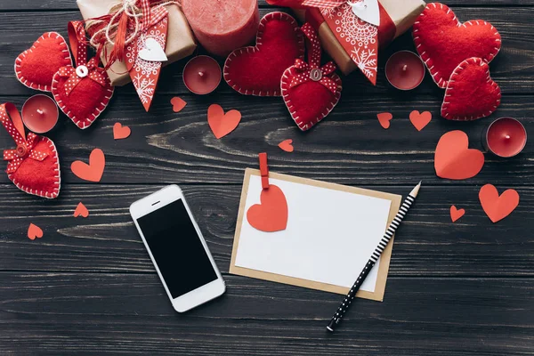 Carta de amor com corações vermelhos e telefone — Fotografia de Stock