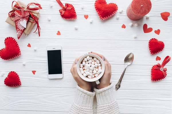 Kadın fincan kakao ve telefon ile — Stok fotoğraf