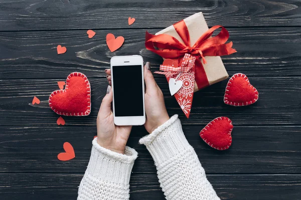 Mujer con teléfono y regalo — Foto de Stock