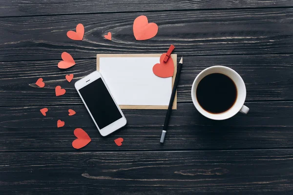 Liefdesbrief met rode hartjes en telefoon — Stockfoto