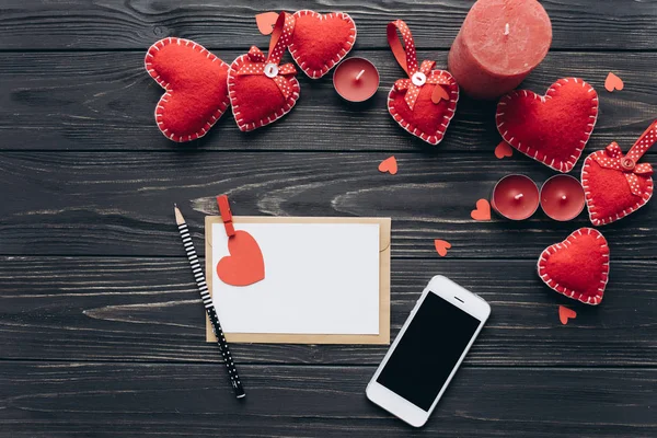 빨간 하트와 전화 연애 편지 — 스톡 사진