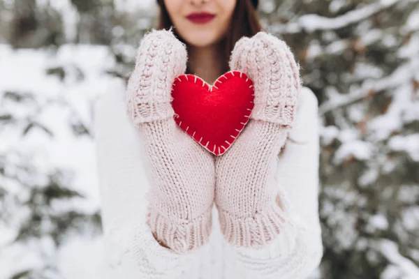 Dívka drží srdce v zimní přírodě — Stock fotografie