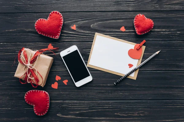 Szerelmes levél piros szív, és a telefon — Stock Fotó