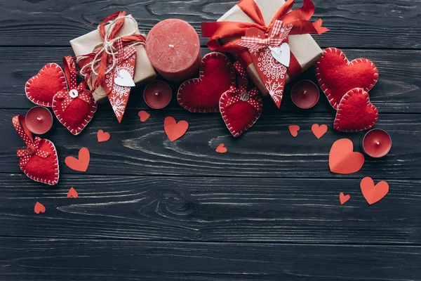 Coeurs rouges et cadeaux sur fond en bois — Photo