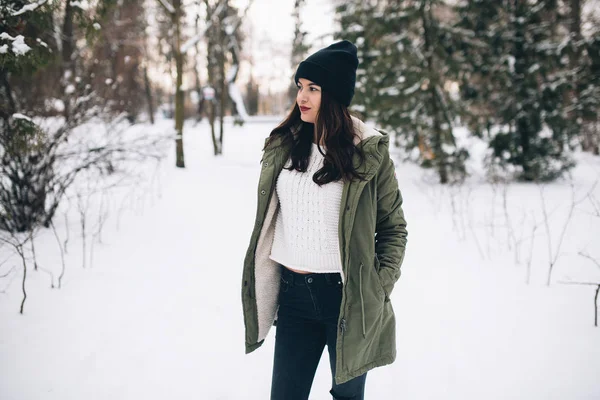 Fashionabla flicka i vinter — Stockfoto
