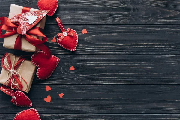 Kırmızı Kalpler ve ahşap arka plan üzerinde hediyeler — Stok fotoğraf