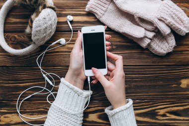 Akıllı telefon kullanan kadın 