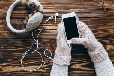 Akıllı telefon kullanan kadın 