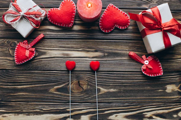 Kırmızı Kalpler, hediyeler ve mum — Stok fotoğraf
