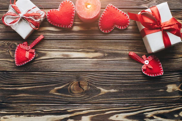 Kırmızı Kalpler, hediyeler ve mum — Stok fotoğraf