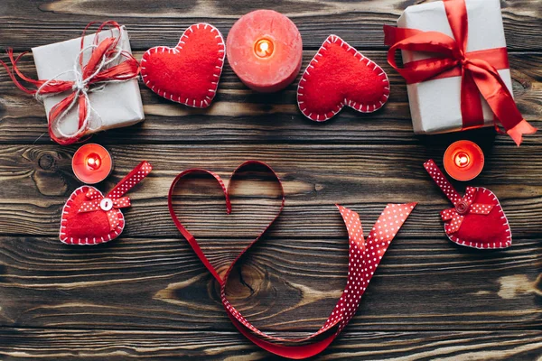 Kırmızı Kalpler, hediyeler ve mumlar — Stok fotoğraf
