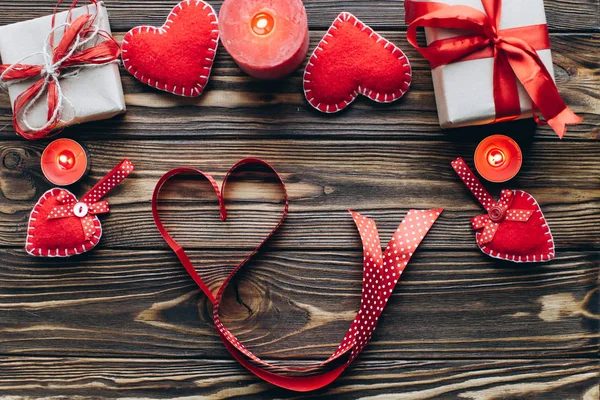 Красные сердца, подарки и свечи — стоковое фото