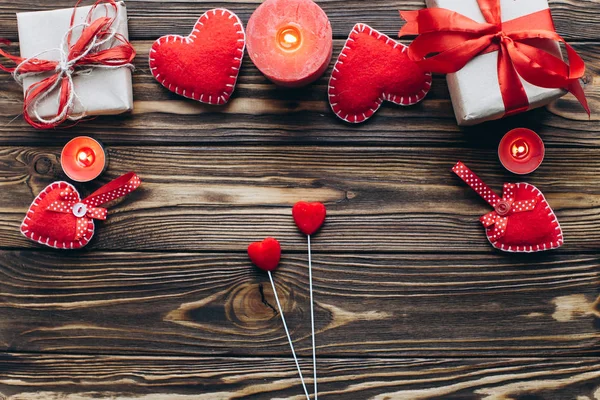 Corações vermelhos, presentes e velas — Fotografia de Stock