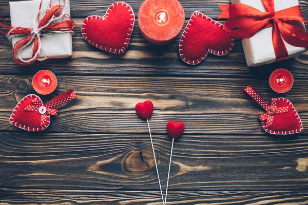 红色的心，礼品和蜡烛 — 图库照片