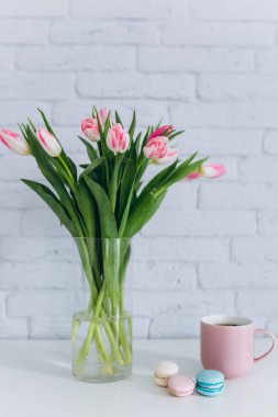 Pembe Laleler ve macarons