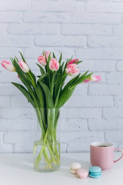 Pembe Laleler ve macarons