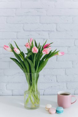 Pembe Laleler ve macarons