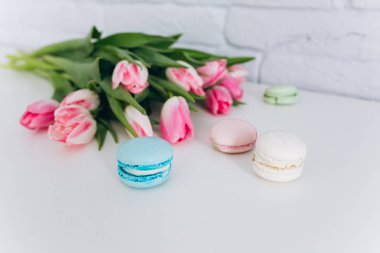 Pembe Laleler ve macarons