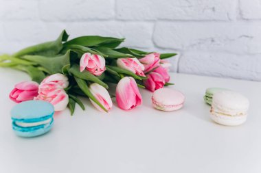 Pembe Laleler ve macarons